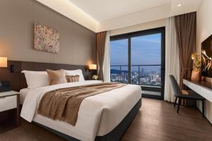 a bedroom with a large bed and a large window at Ascott Fengyishan Shenzhen in Shenzhen +37 photos