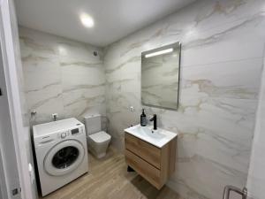 Bilik mandi di AwayDays Apartamento en la 4a planta vista mar +20 gambar