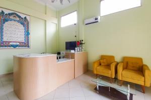 Posezení v ubytování RedDoorz Syariah at UIN Suska GuestHouse