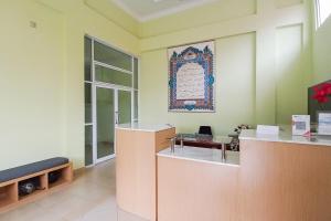 TV a/nebo společenská místnost v ubytování RedDoorz Syariah at UIN Suska GuestHouse
