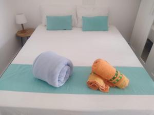 マスパロマスにあるYumbo Rainbow Homes Bのベッドの上には2枚の詰め物入りタオルが置かれている +43枚の写真