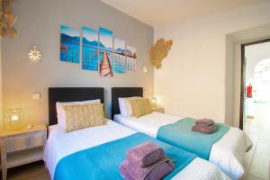 ein Schlafzimmer mit zwei Betten mit Handtüchern darauf in der Unterkunft C65 Quinta do Paraiso - Charming 2-Bedroom Bungalow in Carvoeiro + 42 Fotos