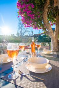 einen Tisch mit Tellern und Gläsern Wein darauf in der Unterkunft C65 Quinta do Paraiso - Charming 2-Bedroom Bungalow in Carvoeiro