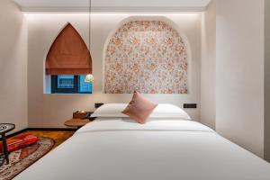 Rúm í herbergi á Chaozhou Fanhuali B&B