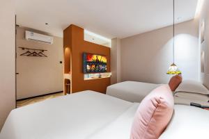 Rúm í herbergi á Chaozhou Fanhuali B&B