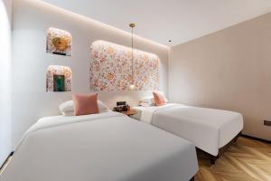 Rúm í herbergi á Chaozhou Fanhuali B&B