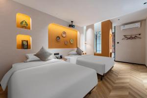 Rúm í herbergi á Chaozhou Fanhuali B&B