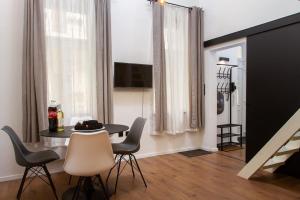 TV a/nebo společenská místnost v ubytování Hero Square Condo