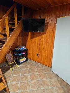 TV a/nebo společenská místnost v ubytování Chata Zelenka na Bobrovníku