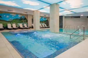 Bazén v ubytování Hotel Cascada BAILE OLANESTI nebo v jeho okolí