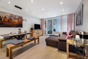 a living room with a couch and a table at Ferienwohnung Elmi in Bad Harzburg