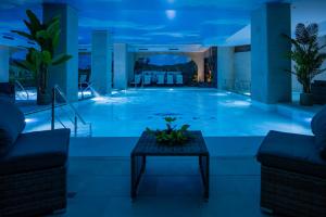 Bazén v ubytování Hotel Cascada BAILE OLANESTI nebo v jeho okolí
