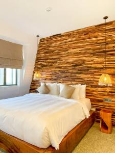 Postel nebo postele na pokoji v ubytování La Grotta Hotel - Phu Quoc Emerald Bay