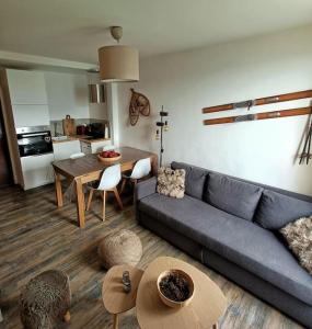 a living room with a couch and a table at Duplex de montagne 4 personnes in Uvernet