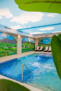 Bazén v ubytování Hotel Cascada BAILE OLANESTI nebo v jeho okolí