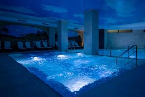 Bazén v ubytování Hotel Cascada BAILE OLANESTI nebo v jeho okolí