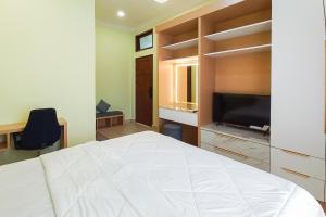 TV a/nebo společenská místnost v ubytování RedDoorz Syariah at UIN Suska GuestHouse