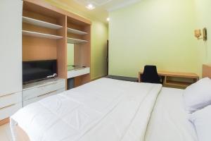 Postel nebo postele na pokoji v ubytování RedDoorz Syariah at UIN Suska GuestHouse