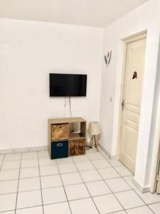 TV a/nebo společenská místnost v ubytování Appartement Anse-MitanTrois-Îlets, proche plage et loisirs