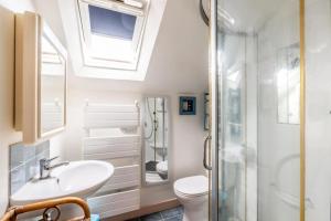 a bathroom with a sink and a toilet and a shower at Résidence du Capitaine Havre de paix à la mer in La Barre-de-Monts +27 photos