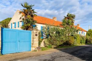 a house with an orange roof and a blue gate at Résidence du Capitaine Havre de paix à la mer in La Barre-de-Monts
