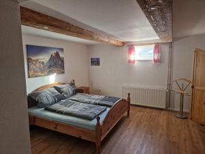 un dormitorio con una cama en una habitación en Ferienwohnung Sonnenschein, en Ühlingen-Birkendorf