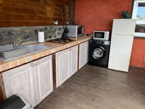 Kuchyň nebo kuchyňský kout v ubytování La Bananeraie Apt 35m2 piscine jardin tropical parking privé