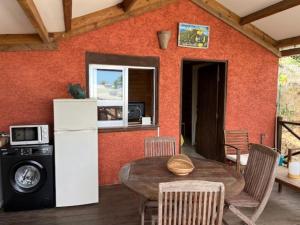 Kuchyň nebo kuchyňský kout v ubytování La Bananeraie Apt 35m2 piscine jardin tropical parking privé