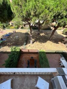 a view of a park with trees and a fountain at AwayDays Casa 14 a 100m de playa in Empuriabrava