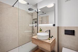 Bilik mandi di EDLER WOHNRAUM Elegantes Apartment mit Balkon, Boxspringbett, Kaffeevollautomat, Lift & Parkplatz