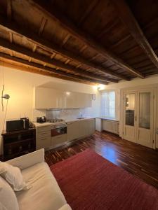 A kitchen or kitchenette at Antica corte Navigli-Darsena