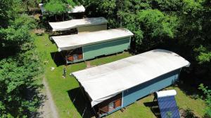 CamporeCamping RioRequesa的从高空俯瞰一群搭着帐篷的房屋