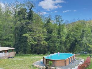 a small swimming pool in a yard with trees at Camping RioRequesa in Campore