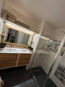 Kuchyň nebo kuchyňský kout v ubytování Appt Corail au pied du Lagon St Leu - 6 pers