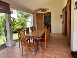 En terrasse eller udendørsområde på River Haven