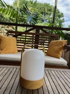 Posezení v ubytování La Bananeraie Apt 35m2 piscine jardin tropical parking privé