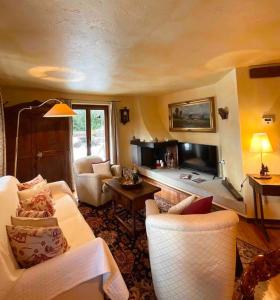 a living room with a couch and a fireplace at Splendido Alloggio con Giardino vista Monte Bianco in Courmayeur