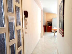 a hallway with a door with stained glass windows at La mansarda dello scultore in Niscemi