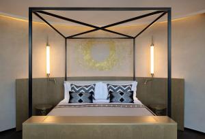 Paragraph Freedom Square, a Luxury Collection Hotel, Tbilisi客房内的一张或多张床位