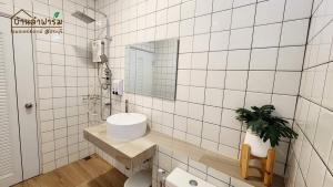 Bilik mandi di บ้านลำฟาร์มสเตย์และคาเฟ่ สระบุรี +15 gambar