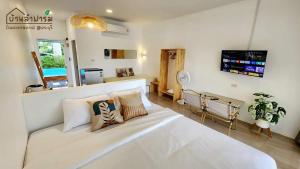 a bedroom with a large white bed with pillows on it at บ้านลำฟาร์มสเตย์แอนด์คาเฟ่ สระบุรี in Ban Nong Ta Bun +19 photos