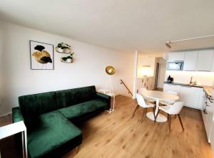 Kuchyň nebo kuchyňský kout v ubytování 2-Zimmer Wohnung, Pools, Sauna und Balkon