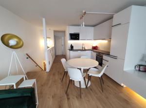 Kuchyň nebo kuchyňský kout v ubytování 2-Zimmer Wohnung, Pools, Sauna und Balkon