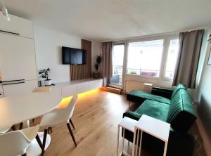 TV a/nebo společenská místnost v ubytování 2-Zimmer Wohnung, Pools, Sauna und Balkon