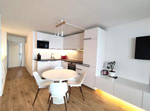 Kuchyň nebo kuchyňský kout v ubytování 2-Zimmer Wohnung, Pools, Sauna und Balkon