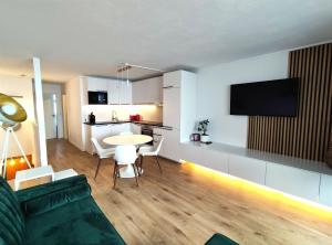 Kuchyň nebo kuchyňský kout v ubytování 2-Zimmer Wohnung, Pools, Sauna und Balkon
