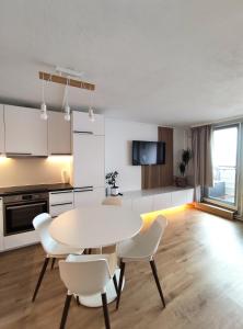 Kuchyň nebo kuchyňský kout v ubytování 2-Zimmer Wohnung, Pools, Sauna und Balkon