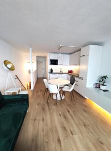 Kuchyň nebo kuchyňský kout v ubytování 2-Zimmer Wohnung, Pools, Sauna und Balkon