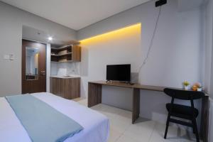 TV a/nebo společenská místnost v ubytování Apartemen Riverdale Cikarang By Abdihome