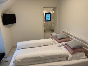 哈瑟尔特Nummer 151 villastudios的白色的客房配有两张床和镜子 更多77张照片